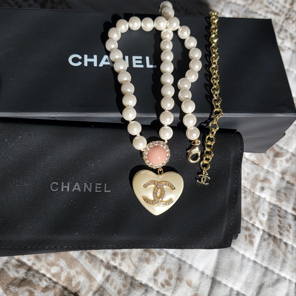 CHANEL Pearl rhinestone heart necklace ♥️